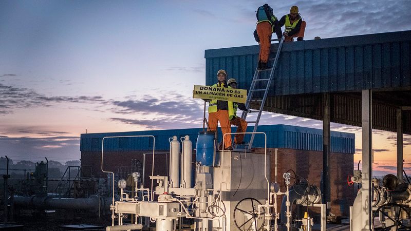 Activistas de Greenpeace protestan para paralizar las obras de Gas Natural en Doñana