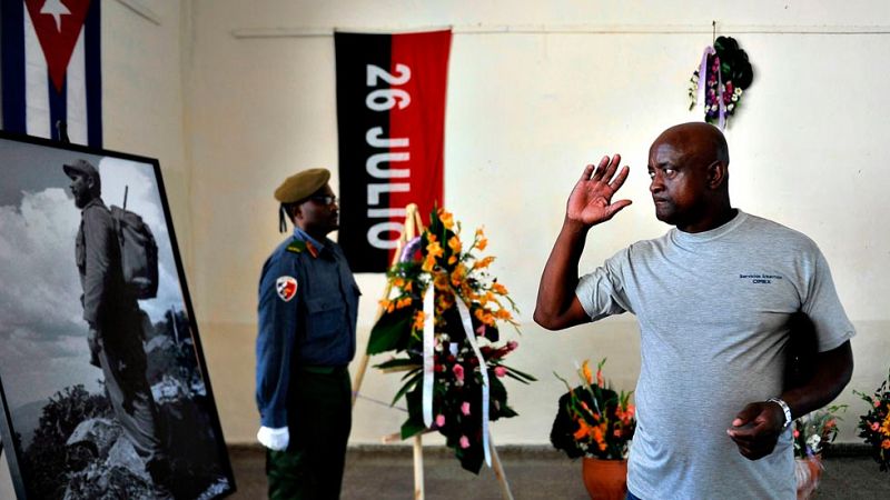 Miles de cubanos desfilan para homenajear a Fidel Castro antes del último acto fúnebre en La Habana