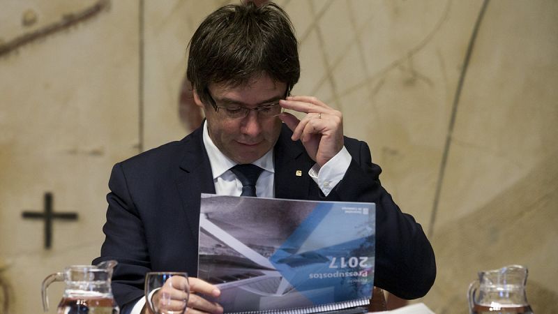 Puigdemont exige a Rajoy diálogo "sin condiciones" y el Gobierno le tiende la mano pero "dentro de la legalidad"