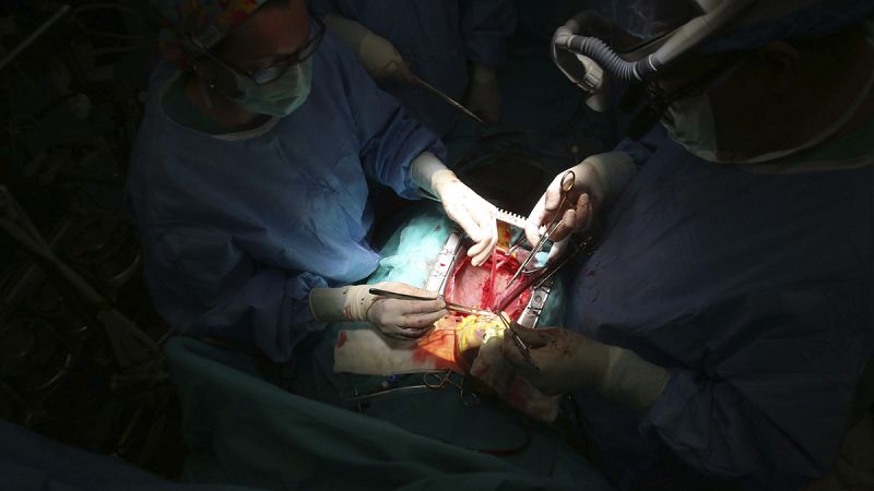 Realizan en Navarra el primer implante de un corazón artificial completo de España