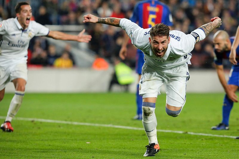 Ramos salva al Madrid en el Camp Nou y mantiene la ventaja blanca