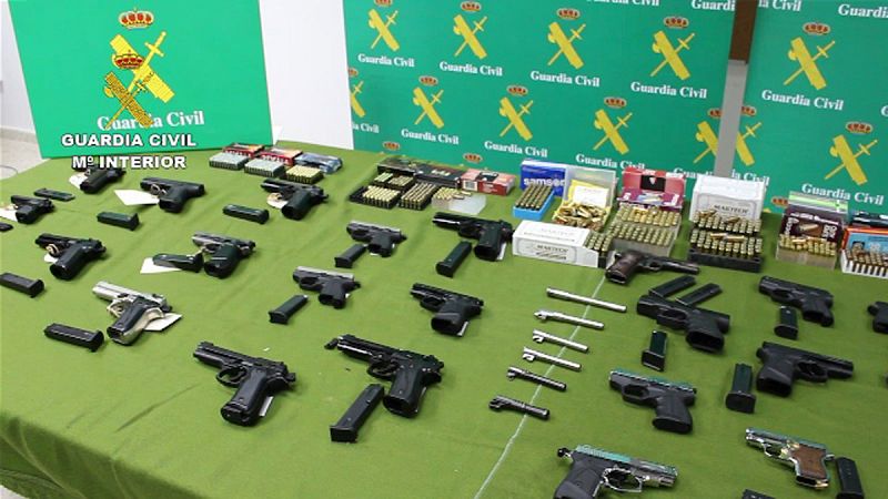 La Guardia Civil detiene a 30 personas por vender armas de fuego a través de internet