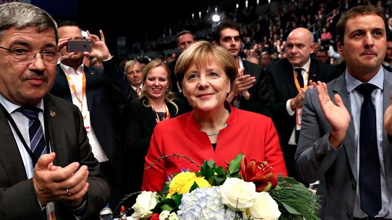 Los conservadores alemanes reeligen a Angela Merkel como líder por una amplia mayoría