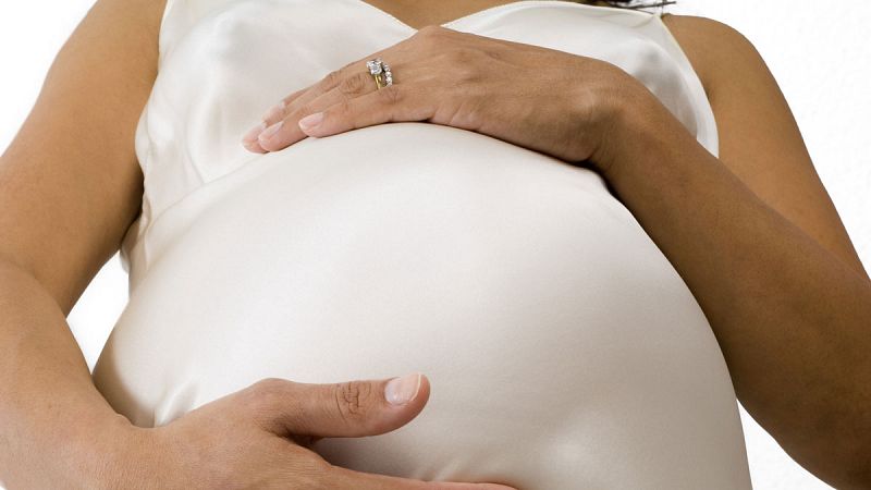 Una mujer británica da a luz a su nieto con los óvulos congelados de su hija