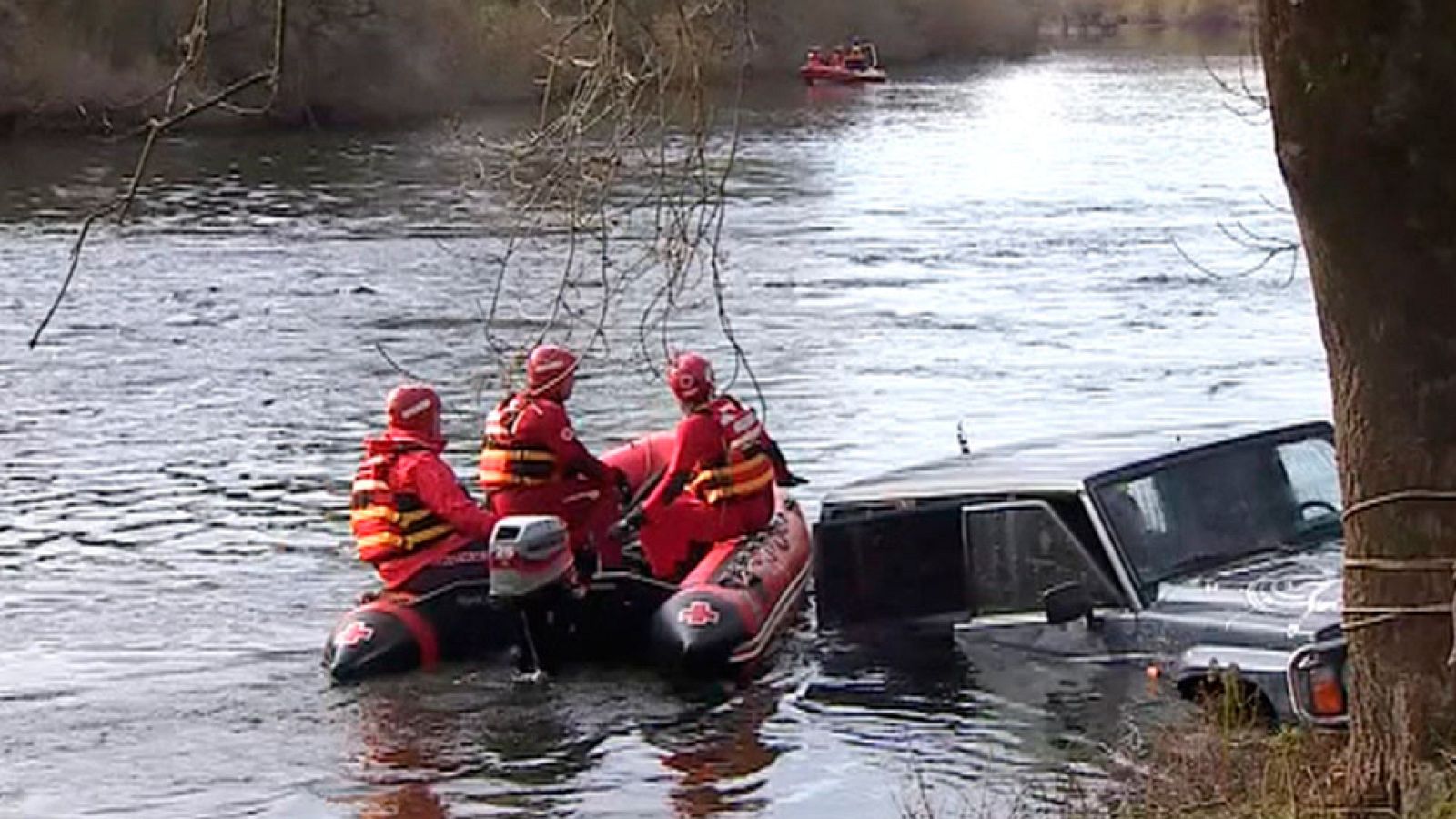 En La Vera, Cáceres, ha aparecido el cuerpo sin vida de la mujer que había sido arrastrada por la corriente cuando intentaba cruzar el río Tiétar. Viajaba en un todoterreno junto a otros cuatro ocupantes que pudieron salir con vida. El conductor del
