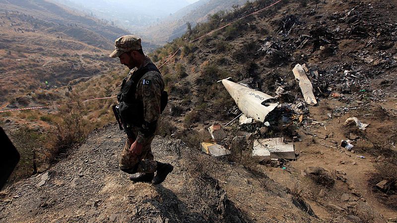 El piloto del avión estrellado en Pakistán pidió auxilio porque uno de los motores dejó de funcionar