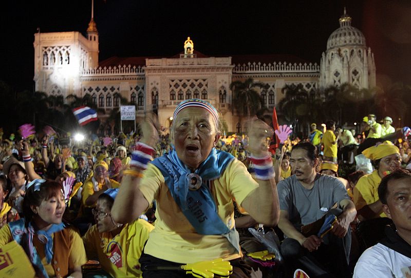 El primer ministro de Tailandia ordena desalojar a los manifestantes que ocupan el Gobierno