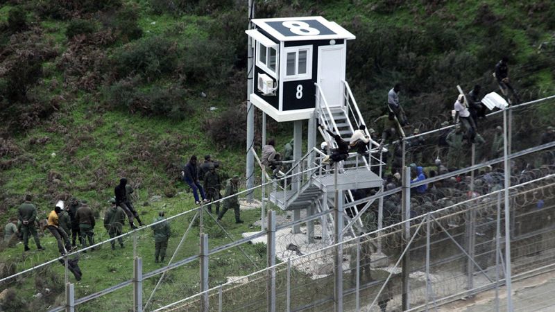 Cerca de 450 inmigrantes saltan la valla de Ceuta en uno de los intentos más masivos
