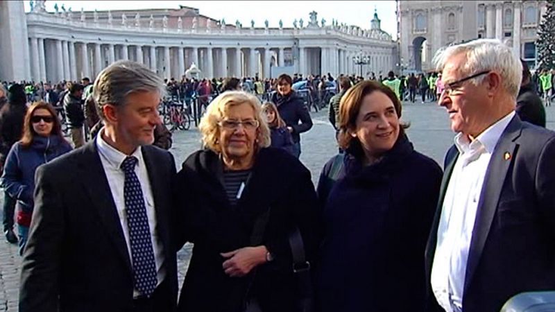 Carmena y Colau defienden los derechos de los refugiados en una cumbre en el Vaticano