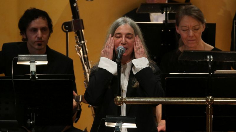 La emoción de Patti Smith humaniza la ceremonia de unos Nobel marcados por la ausencia de Bob Dylan