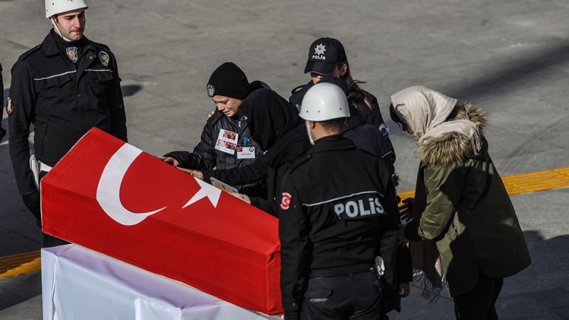 Turquía promete venganza contra los autores del atentado en Estambul, que deja ya 38 muertos