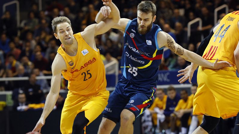 El Barcelona se aleja del liderato y el Madrid no falla