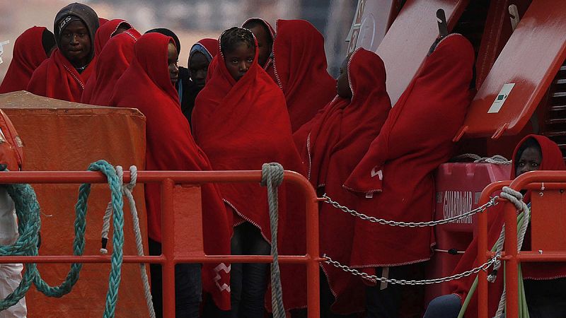 Salvamento rescata a 55 inmigrantes de una patera al sur de Alborán