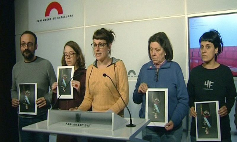 Diputados de la CUP rompen fotos del rey en el Parlament