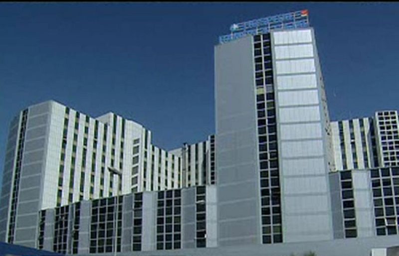 Mejora la mujer de 44 años ingresada en el Hospital Ramón y Cajal, pasa de "muy grave" a "grave"