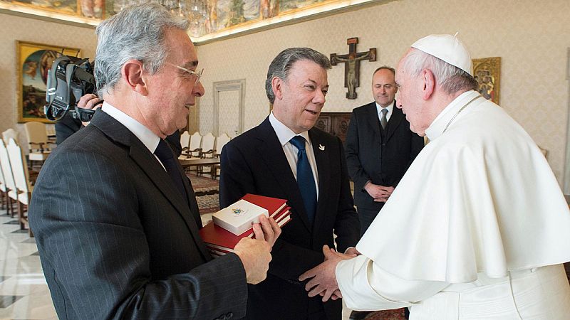 Santos y Uribe muestran sus discrepancias sobre los acuerdos de paz en Colombia ante el papa