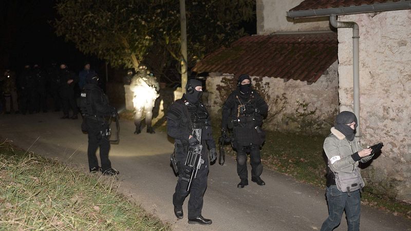 Cinco detenidos e incautadas armas y explosivos en Francia en una operación contra los arsenales de ETA