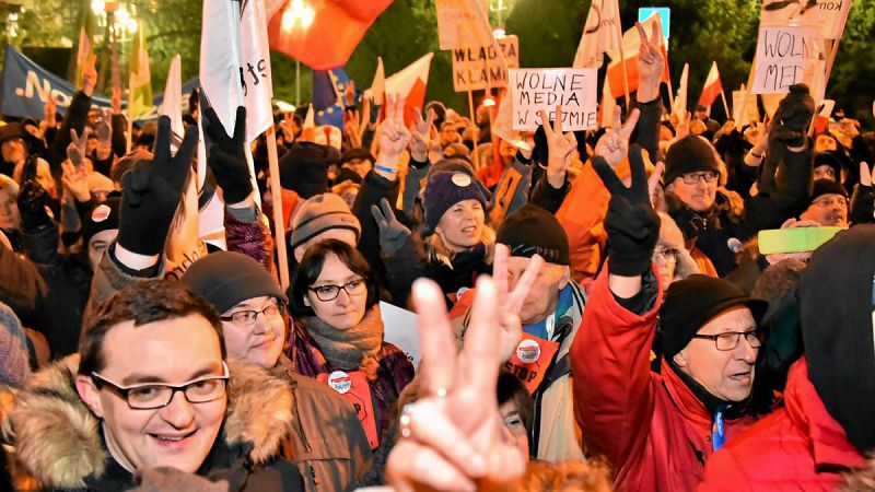 Protestas en Polonia contra el plan de limitar el acceso de la prensa al Parlamento