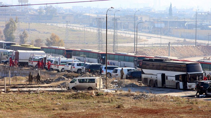 Se reanuda la evacuación de los asediados de Alepo, entre ellos medio centenar de niños huérfanos