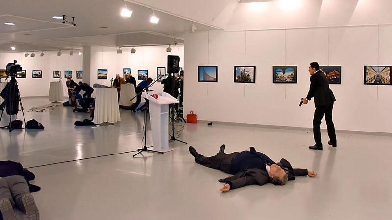 Muere el embajador ruso en Turquía tiroteado por un policía que clamaba venganza por Alepo