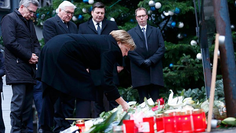 Merkel promete justicia y pide "vivir sin miedo" a una sociedad conmocionada por el atentado en Berlín