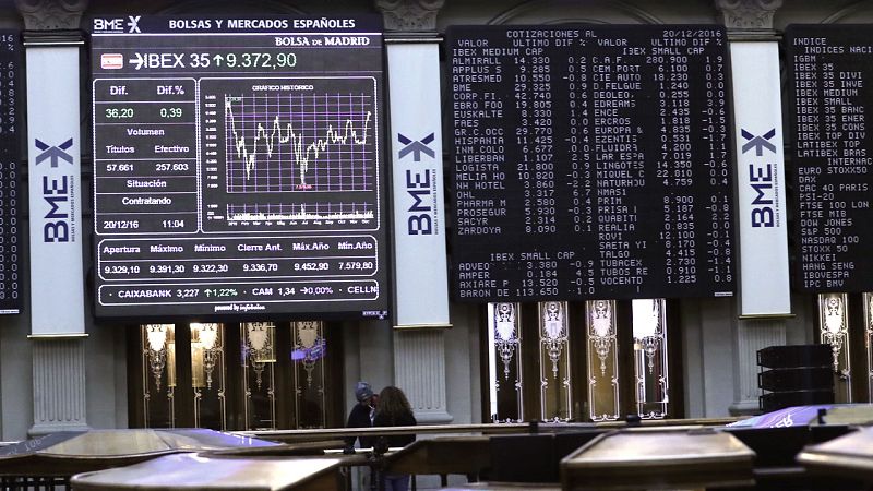 El IBEX 35 roza máximos anuales por encima de los 9.400 puntos tras subir un 0,76%