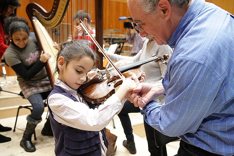 Un grupo de ni�os ciegos siente la m�sica y conoce los instrumentos gracias a profesores voluntarios de la Orquesta Sinf�nica RTVE