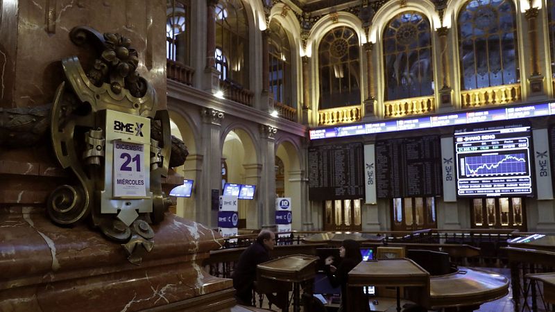 El IBEX 35 pierde el nivel de los 9.400 puntos lastrada por la banca tras la sentencia de las cláusulas suelo