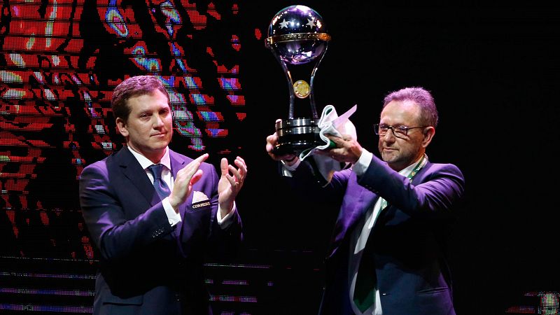 El Chapecoense recibe el trofeo de campeón de la Copa Sudamericana en una emotiva ceremonia
