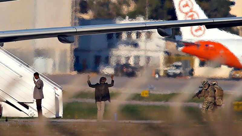 Los secuestradores del avión desviado a Malta se entregan tras liberar a todo el pasaje