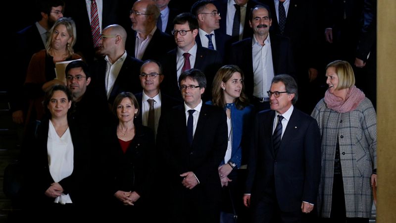 Puigdemont y Colau se unen para hacer campaña por un referéndum pactado