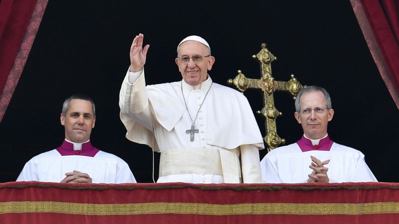 El papa condena el terrorismo y pide un alto el fuego en Siria en su bendición 'Urbi et Orbi'