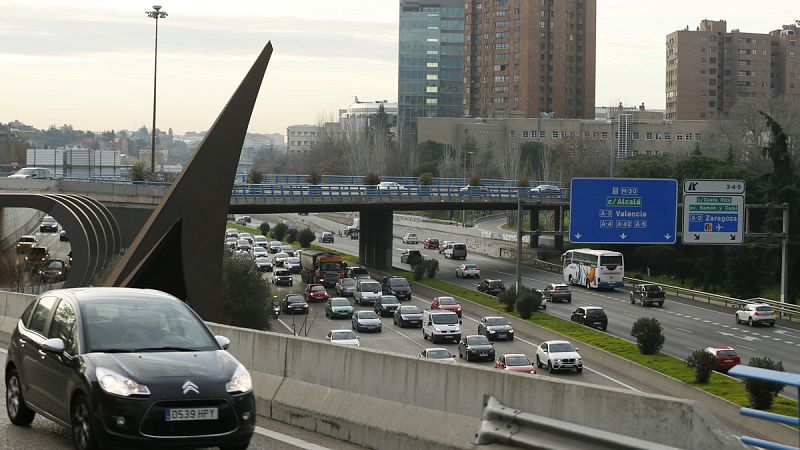 Madrid prohíbe este miércoles aparcar dentro de la M-30 por la alta contaminación