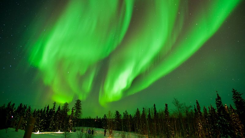 Una masa de partículas solares desata una "tormenta" de auroras boreales en el norte de Canadá