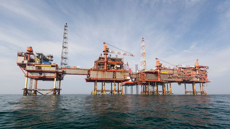 El petróleo Brent marca máximo anual al subir hasta los 56,22 dólares el barril