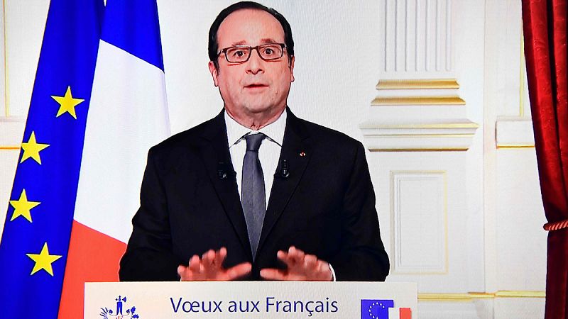 Hollande intenta pensar en las elecciones con mensajes contra Le Pen y Fillon