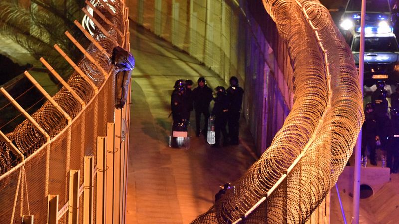 Más de un millar de inmigrantes intentan saltar la valla de Ceuta pero solo dos lo logran
