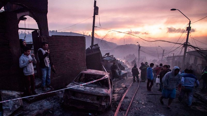 Cien viviendas quemadas y 400 evacuados por un importante incendio en Valparaíso