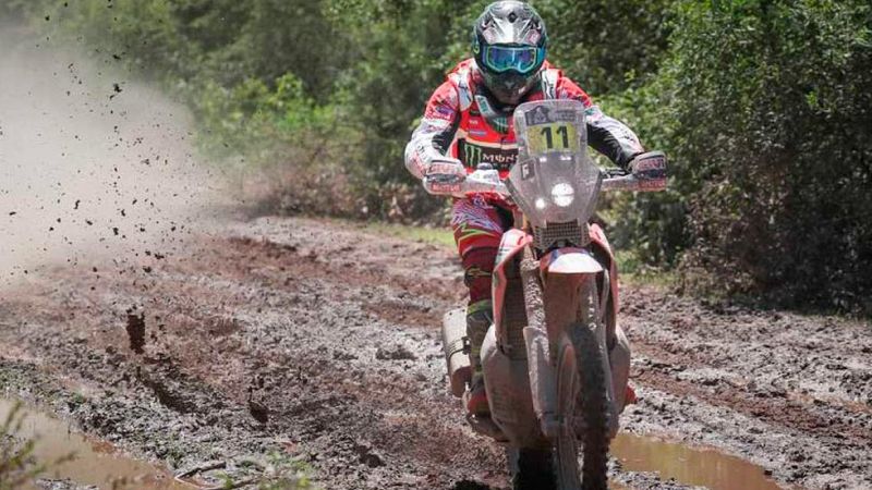 Joan Barreda arrasa en la tercera etapa y es nuevo líder en motos