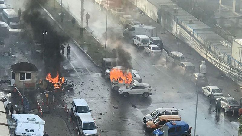 Al menos dos muertos y seis heridos por un coche bomba ante un juzgado de la ciudad turca de Esmirna