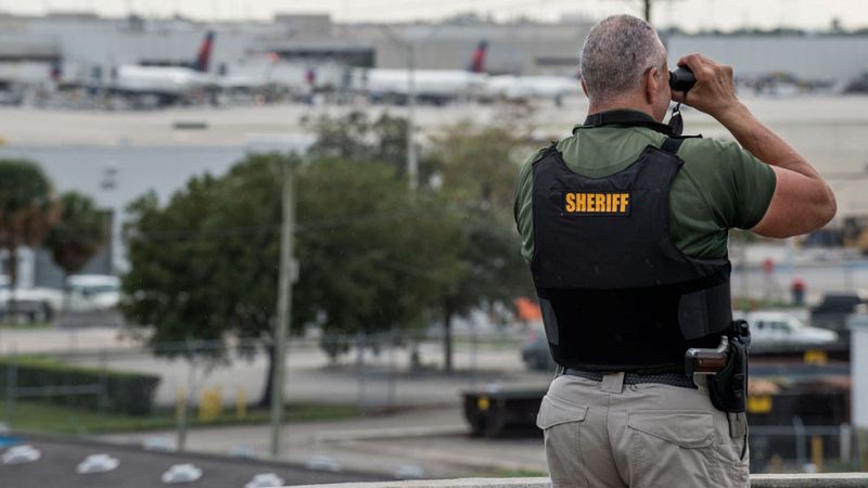 Reabre el aeropuerto de Florida tras el tiroteo que dejó cinco muertos