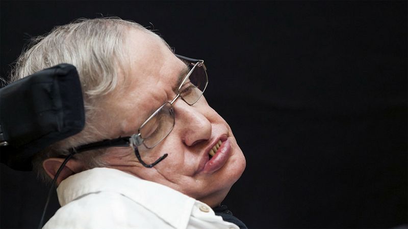 Stephen Hawking cumple 75 años sin dar tregua a una vida de película