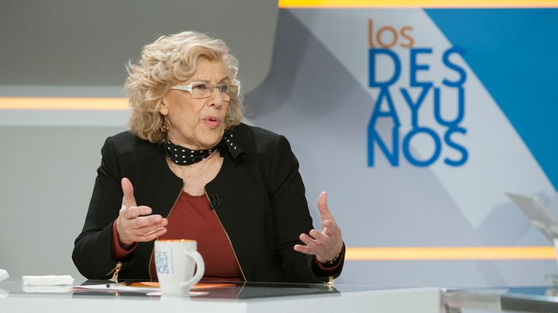 Carmena reitera su compromiso de "reducir al máximo" los diésel en Madrid, pero no pone fecha
