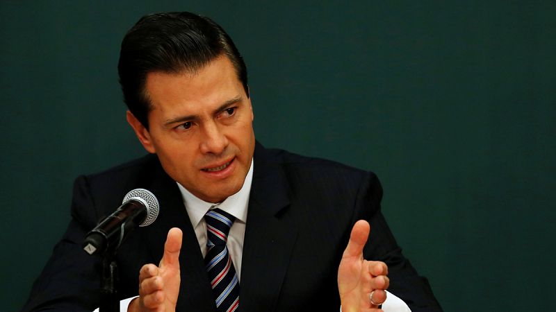 El Gobierno mexicano firma un acuerdo para evitar el alza injustificada de los precios por el 'gasolinazo'