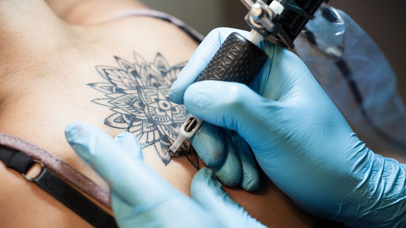 La Comisión Europea alerta de que la tinta de los tatuajes puede liberar sustancias cancerígenas