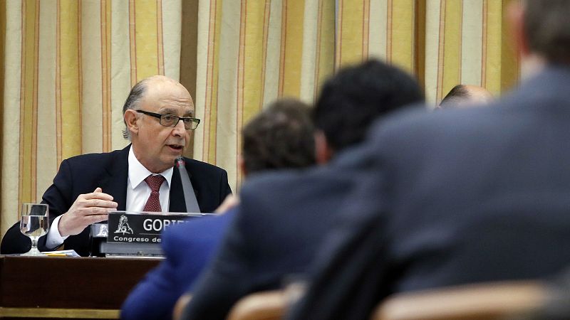 Montoro avanza que los presupuestos de 2017 serán "exigentes" porque es "el año más difícil"