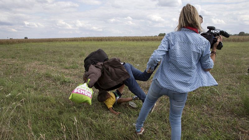 Condenan a tres años de libertad condicional a la periodista húngara que pateó a los refugiados