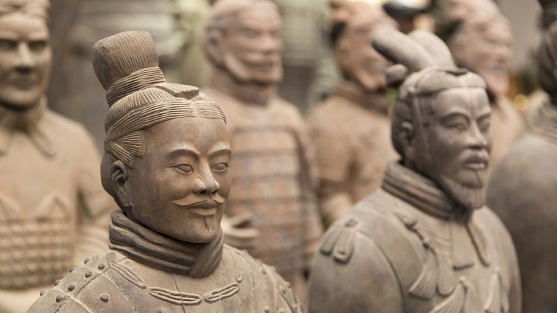 China destruye a golpe de maza un falso Ejército de Terracota con el que timaban a los turistas