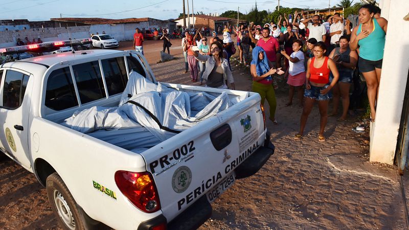 Mueren al menos dos presos y otros 38 huyen de dos cárceles en Brasil
