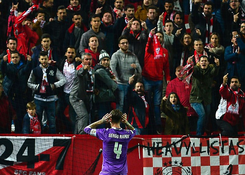 La Liga denuncia cánticos insultantes contra el Real Madrid y Ramos en el Sánchez-Pizjuán